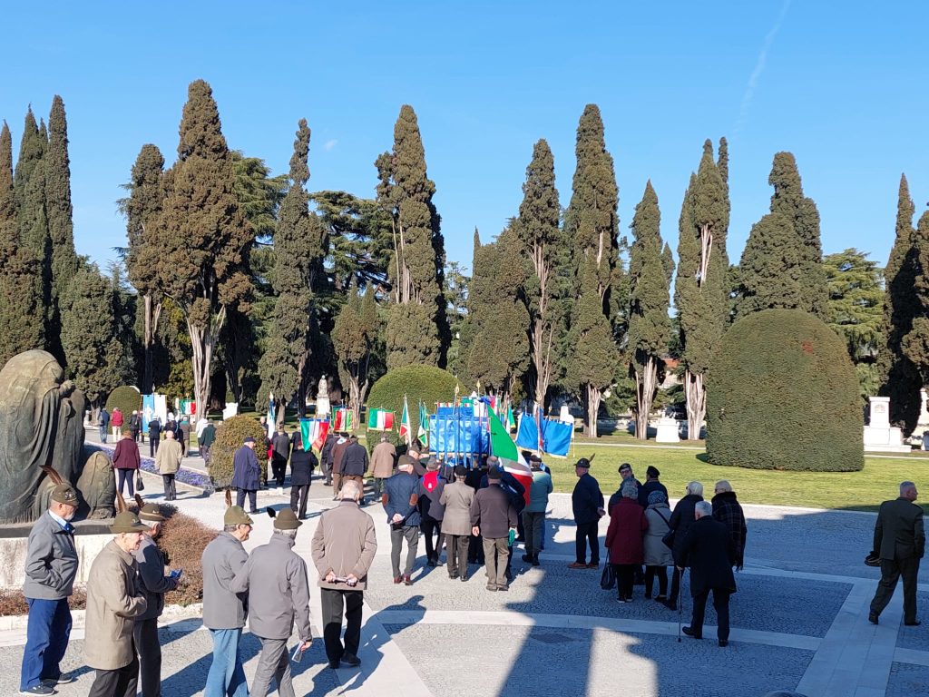 Brescia- monumento cinque cappellani 7