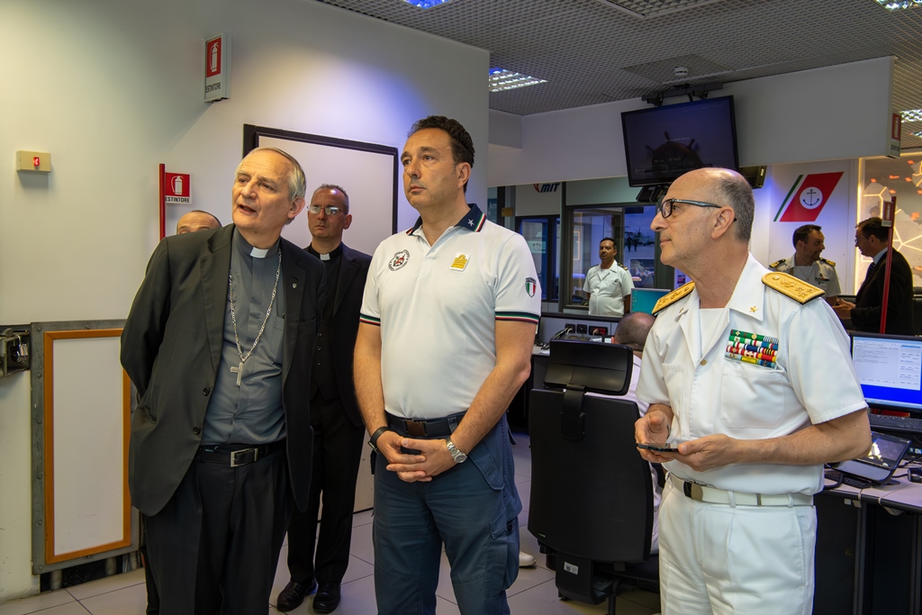 Card. Zuppi con Capitaneria di Porto