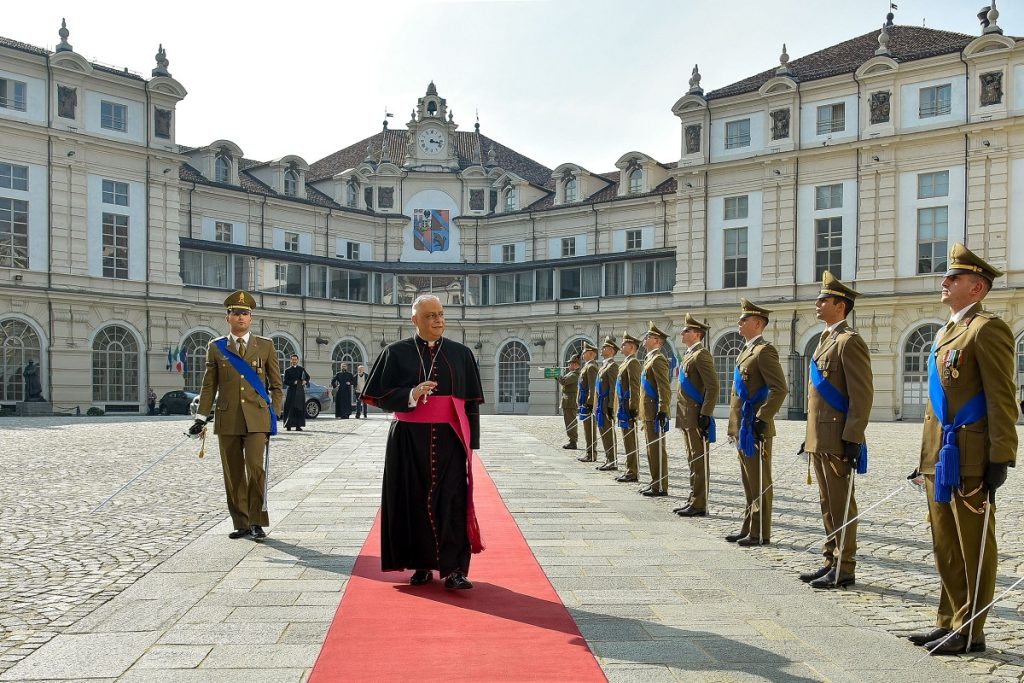 Foto 1 L’Arcivescovo Ordinario Militare per l’Italia riceve gli onori