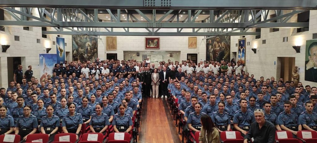 Gli allievi del 2° Reggimento della Scuola Marescialli e Brigadieri dei Carabinieri di Velletri (RM) in visita alla Comunità Incontro