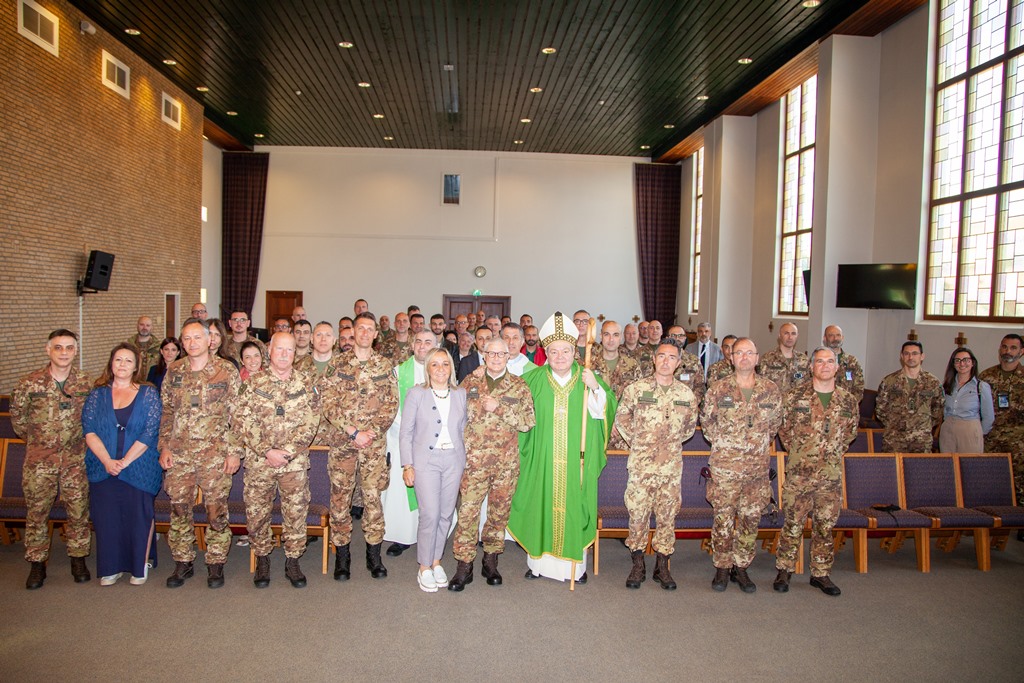 Monsignor Marciano’ con il personale delle Forze Armate di stanza al Joint Force Command di Brunssum