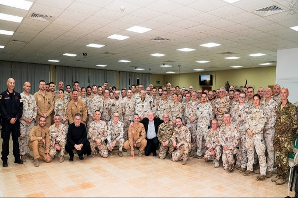 foto di gruppo con il personale