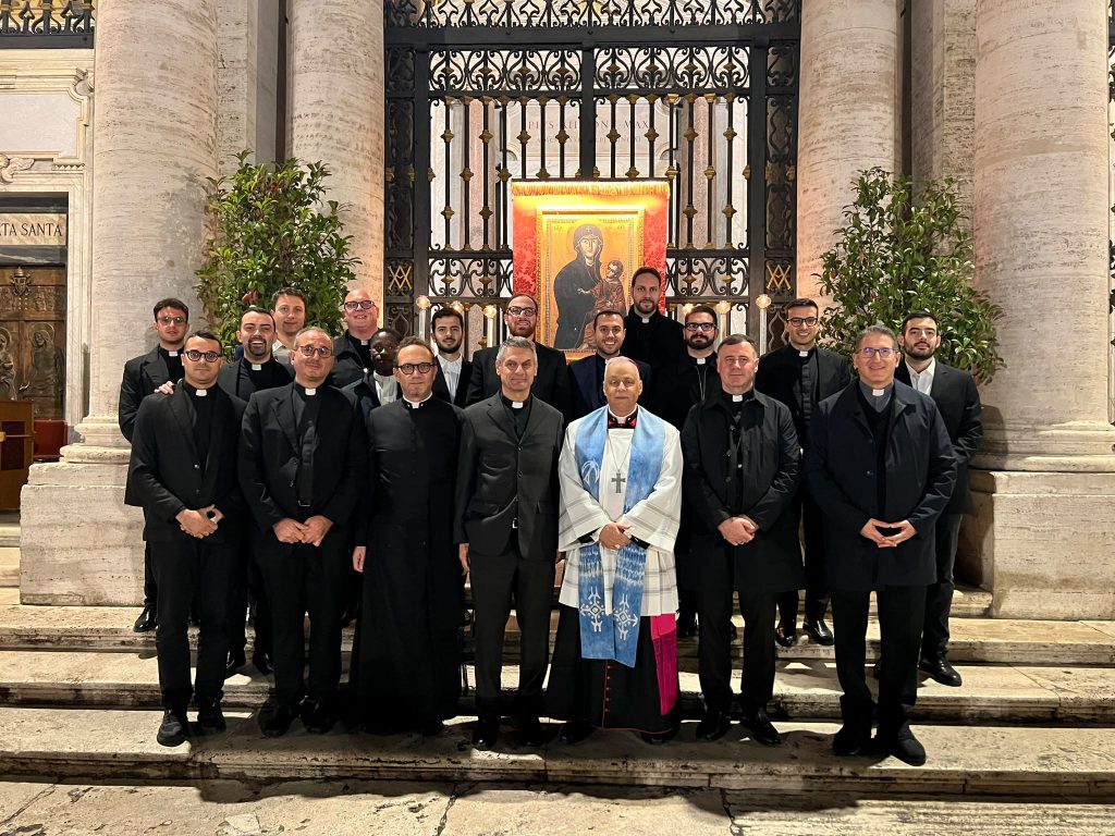 Gli-Allievi-Cappellani-in-preghiera-nel-Mese-del-Rosario-sulle-orme-di-San-Giovanni-da-Capestrano-4